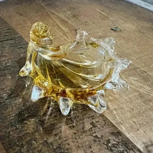 Vintage Chalet 3 1/2 Inch Colour Rimmed Edge Seashell Bomboniere Art Glass Dish - Picture 2 of 3